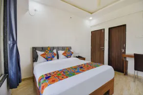 FabHotel Red Velvet & Suites - Chambre