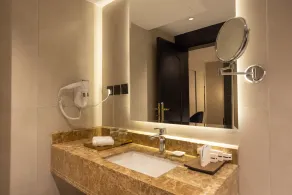 Skyline Hotel & Suites - Bathroom