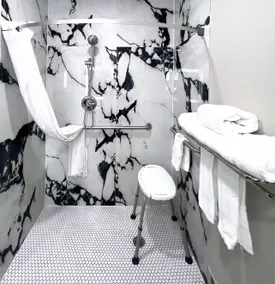 Days Inn by Wyndham Dallas Plano - Salle de bain
