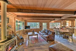 Near Vineyards: Cabin w/ Hot Tub in Pollock Pines! - Innenbereich