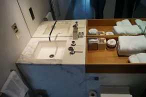 Valentine On George - Bathroom