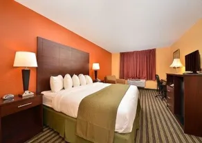 Quality Inn & Suites Grinnell near University - Room