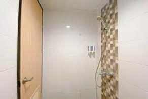 Warm Minimalist Studio Apartment The Alton - Bathroom