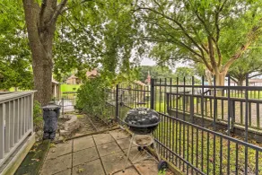 Quiet Lake Conroe Townhome w/ Water-view Deck - Interior