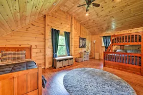 Private Chester Home w/ Deck, Mins to Skiing! - Innenbereich