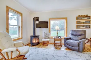 Lovely Rural Hixton Farmhouse w/ Porch & Fire Pit! - Innvendig