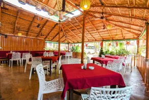 YogiTree Beach Resort & Cafe - 100m from Morjim Beach - Restaurant