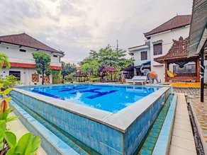 Capital O 92094 Hotel Kertha - Piscine