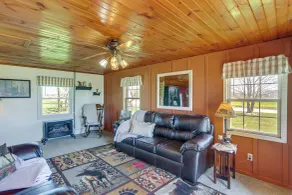 Quiet Shiloh Retreat w/ Spacious Yard & Fireplace! - Interiør