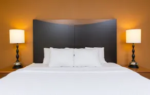 AmericInn by Wyndham Topeka - Værelse