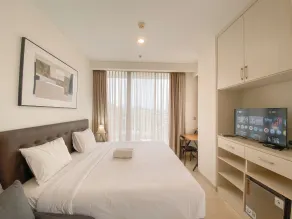 Best Deal Studio Room with Private Jaccuzi at Art Deco Apartment By Travelio - Habitación