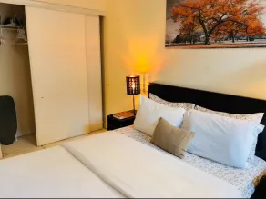 Stylish Cozy 1Bedroom Condo in Square one centre - Room