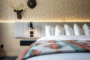 Everwild Canmore Hotel - Room