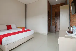 RedDoorz Plus at Hotel Negeri Baru Lodaya Puncak - Zimmer