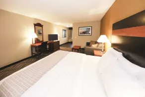 La Quinta Inn by Wyndham Sandusky near Cedar Point - Room