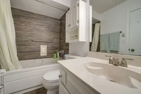 Family-friendly Broken Arrow Retreat w/ Yard! - Badeværelse