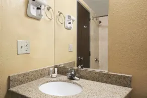 Howard Johnson by Wyndham Winter Haven FL - Chambre