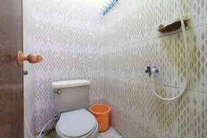 Surabaya Jaya Hotel near Soekarno Hatta Airport Redpartner - Bathroom