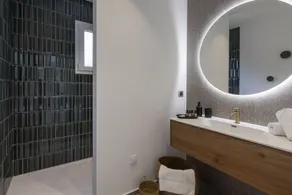 Résidence Omigna, Spacious Luxury Apartments, 2 bedrooms, sea view, heated pool, gym, calm, free private parking, free electric vehicle charging, Cargese, Corse du Sud - Badeværelse