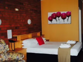 Hilldrop Motor Inn - Room