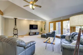 Peaceful Hibbing Getaway: Heated Floors, Fire Pit! - Interiör