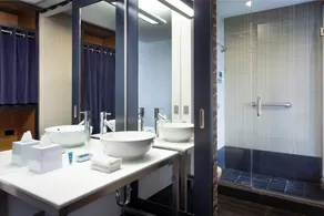 Aloft by Marriott Jacksonville Tapestry Park - Bathroom