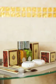 Hotel A La Commedia - Bathroom