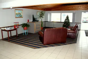 Super 8 by Wyndham Missouri Valley - Lobby