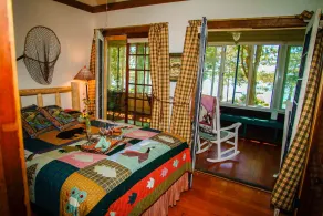 Lake Ripley Lodge w Lake Front Rooms, Grand Porch, Kayaks & Paddleboard - Rum