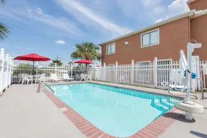Days Inn by Wyndham Sulphur LA - Basseng