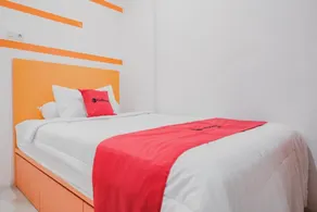 RedDoorz @ Jalan Sukabangun 2 Palembang - Habitación