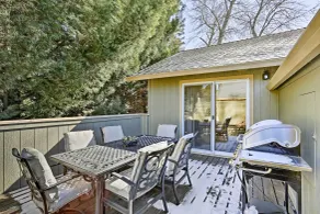 Centrally Located Mt Shasta Home w/ Deck! - Innvendig