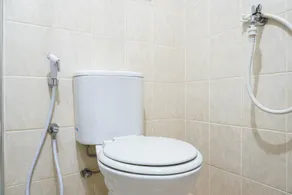 Amazing 1BR Apartment at The Wave Kuningan By Travelio - Badezimmer