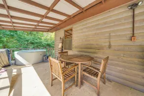 Rustic Cabin w/ Hot Tub Near Broken Bow Lake! - Interni