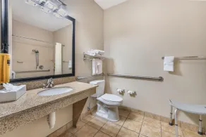 Best Western Plus Eastgate Inn & Suites - Bathroom