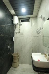 Govind Palace Restaurant and Resort - Bathroom