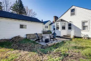 Updated & Charming! Waterloo Home w/ Patio - Interiör