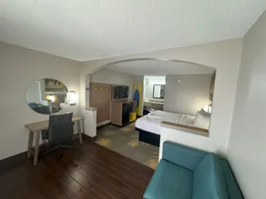 Days Inn & Suites by Wyndham Tuscaloosa - Univ. of Alabama - Chambre