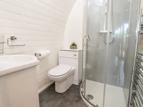 Gander Pod at Salford Court Farm Fishing Cabins - Bathroom