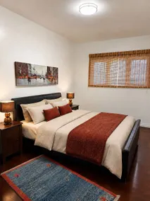 Charming Chelsea Bungalow Central Location Modern Comforts - Room