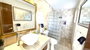 Appartement de vacances avec terrasse, jardin et barbecue | Vue ville - Salle de bain