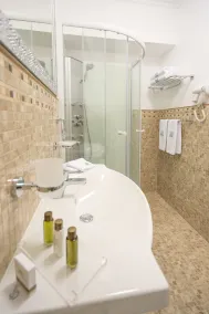 Studio One Accommodation Suites - Bathroom