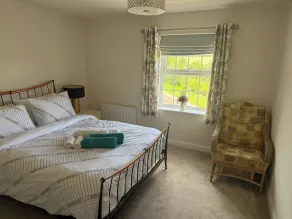 Comfortable 5-Guests Abode - In Quiet Village - Room