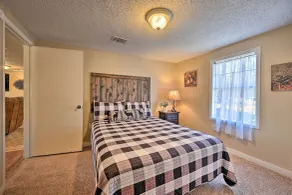 'Whispering Oaks' Broken Bow Cottage Near Hiking! - Interior