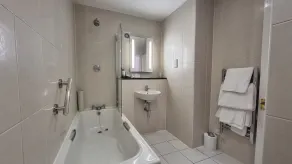 Reigate Manor Hotel - Bathroom