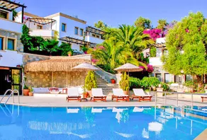 4reasons hotel + bistro | 12+ - Piscina