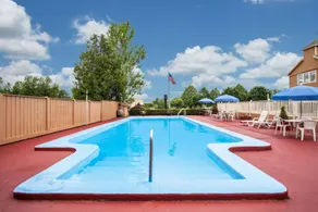 Travelodge by Wyndham South Burlington - Piscina