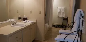 Downtown Guest Quarters Hotel - Badrum