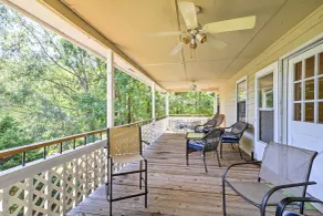 Lakefront Cottage w/ Private Hot Tub! - Interiör