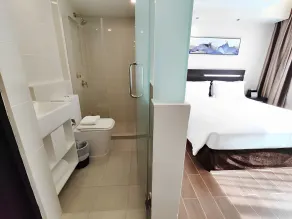 Link Hotel Singapore - Bathroom